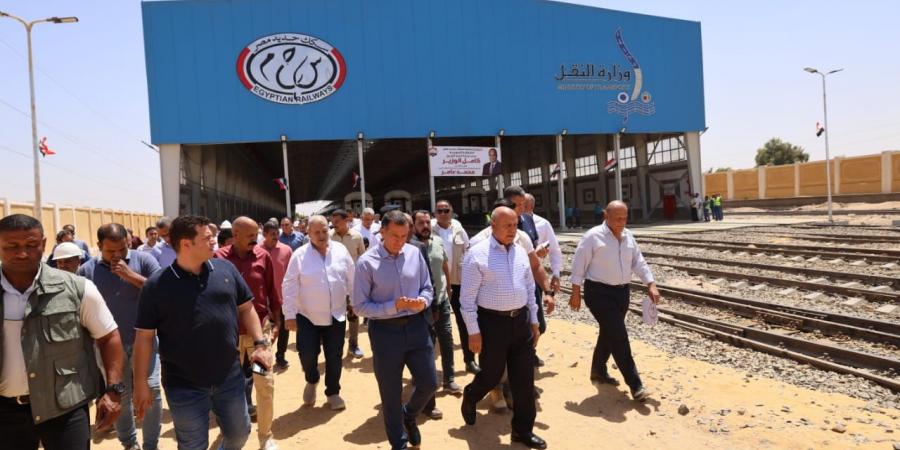 وزير النقل يتفقد ورشة السد العالي الجديدة في أسوان «تضم الورشة 9 سكك»