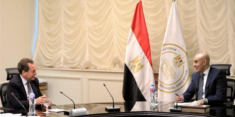 عبد اللطيف يبحث مع السفير الفرنسي سبل تعزيز التعاون في مجال التعليم الفني والتدريب