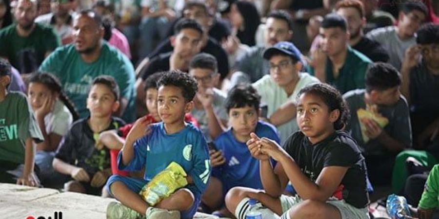 الجماهير المصرية تشاهد مباراة مصر وبلجيكا بمركز شباب الجزيرة.. صور