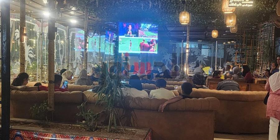 إقبال المواطنين والمصطافين على الكافيهات لمشاهدة مباراة مصر وبلجيكا في مطروح