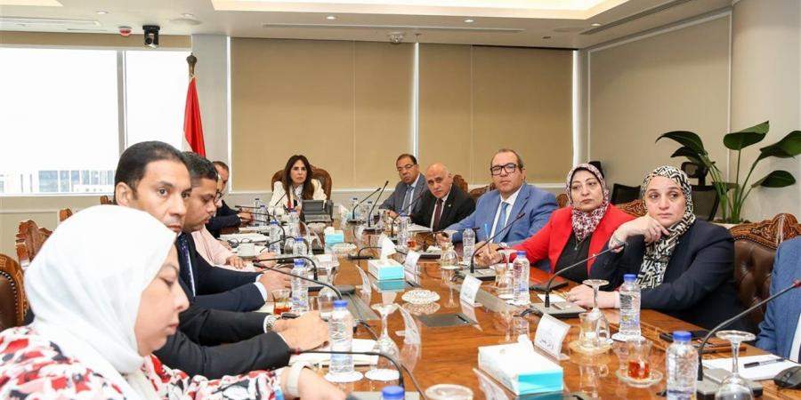 وزيرة الإسكان: مشروعات المحاور والطرق الجاري تنفيذها بمحافظة الإسكندرية تحظى بأولوية