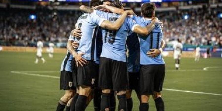 تفتيش بالكلاب البوليسية لمنتخب أوروجواي قبل لقاء السعودية بالمونديال.. فيديو