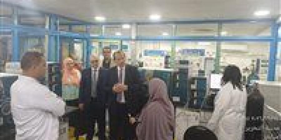 نائب وزير الصحة يتفقد معامل الصحة العامة ويهنئها باعتماد فحوص الأغذية والمياه
