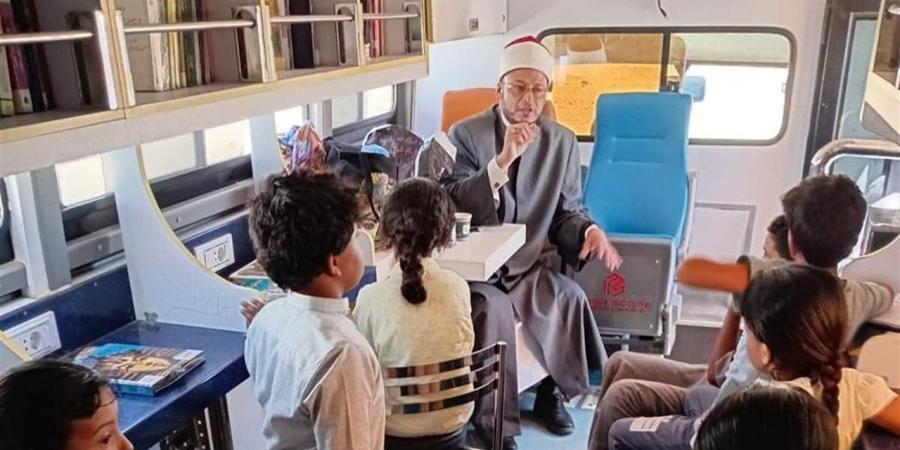 المكتبة المتنقلة تقدم خدماتها بمبادرة "مطروح الخير" بقرية أبو مرقيق