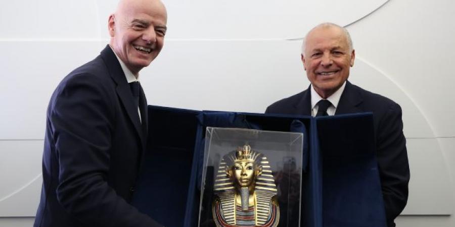 إنفانتينو يمنح أبو ريدة درع كأس العالم.. وتوت عنخ آمون هدية اتحاد الكرة لـ فيفا