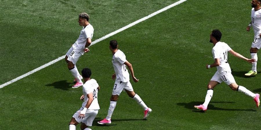 الجمهور يحتفل بتقدم منتخب مصر في الشوط الأول بالعاصمة الإدارية (فيديو)