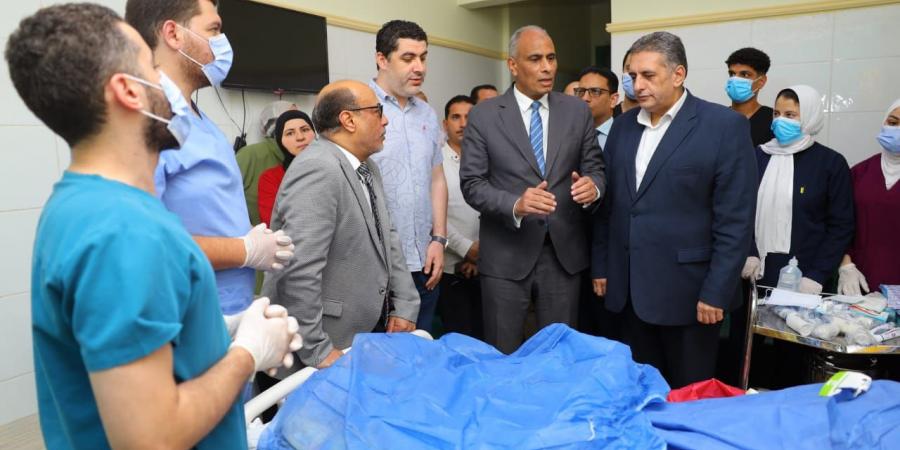 محافظ كفرالشيخ يطمئن على رئيس قرية أُصيبت أثناء أداء واجبها.. ويوجه بتوفير الرعاية الطبية الكاملة