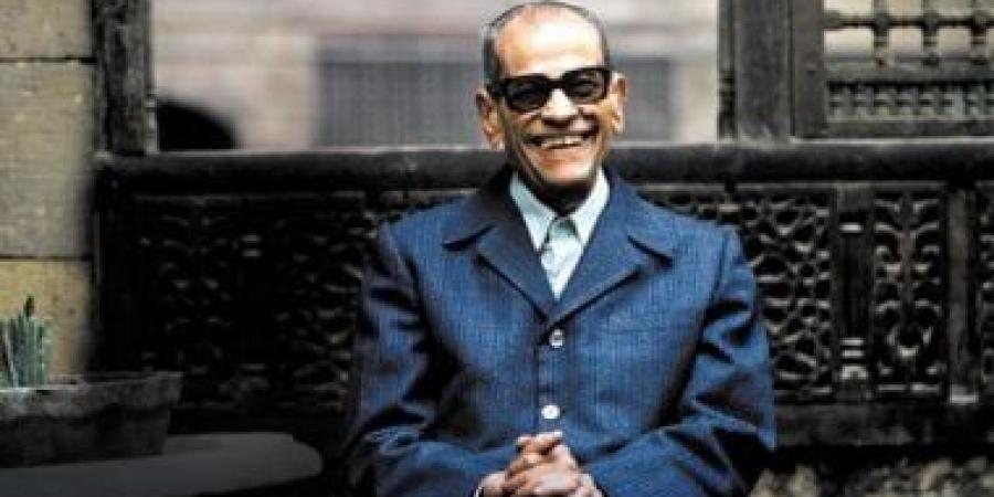 نجيب محفوظ وجائزة نوبل.. هل تغير شىء فى حياة الأديب بعد الإنجاز؟