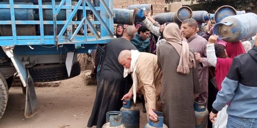 انقلاب سيارة محملة بإسطوانات الغاز على الطريق الزراعي بالقليوبية