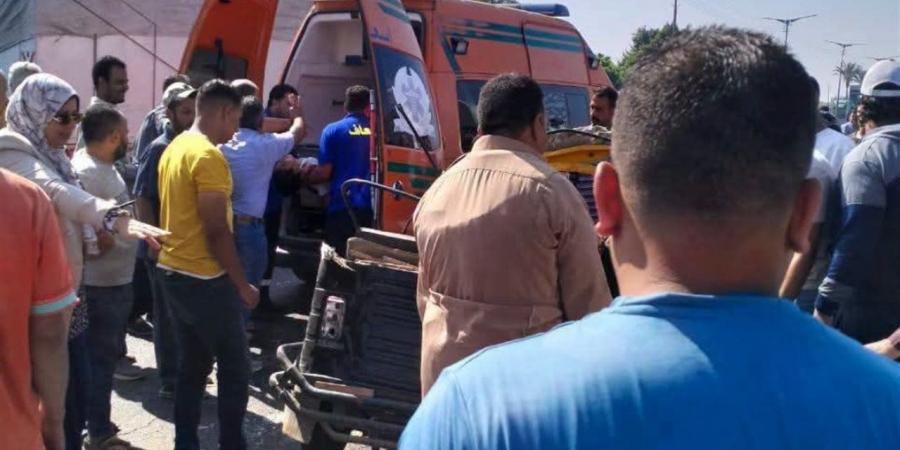 مصرع أم ونجليها وإصابة طفلتين في حادث مروع بقويسنا