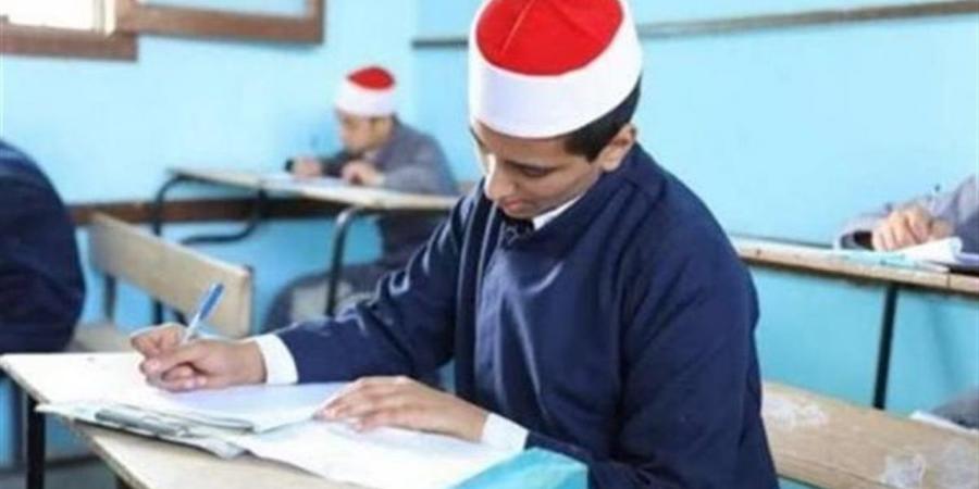 طلاب الثانوية الأزهرية بالإسماعيلية يؤدون الامتحان في مادة التاريخ