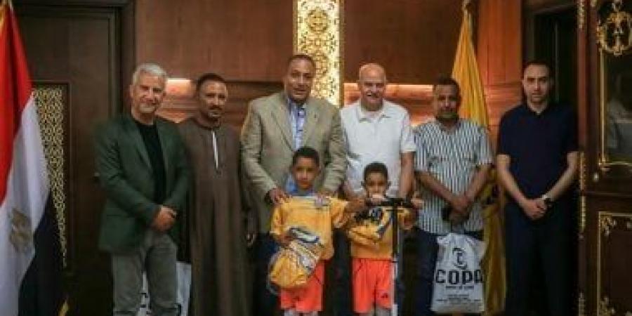بعد تبرعهما بمدخراتهما للنادي.. الإسماعيلي يكرم طفلين من عشاق الدراويش