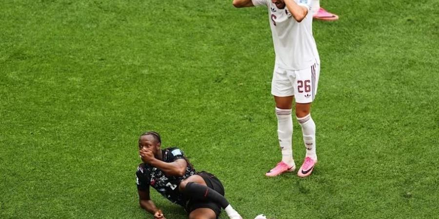 سر «الصفارة الخضراء».. الجهاز الذي أثار الجدل بعد إصابة لاعب كندا في المونديال