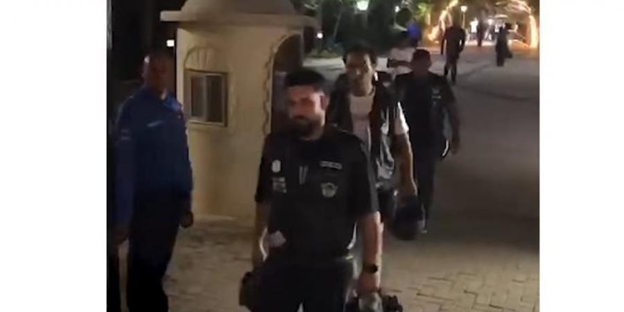 أصدقاء الفنان محمد مرزبان يشاركون في عزاءه بملابس سباق الموتوسيكلات الرسمية (فيديو)