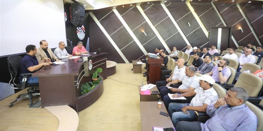"عزام" يجتمع مع مندوبي المناطق لمناقشة قواعد قيد وانتقالات اللاعبين بالموسم الجديد