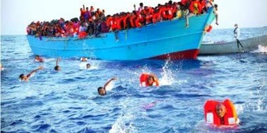 صيادون ليبيون يعثرون على 15 مهاجرا بعد انقلاب قاربهم قبالة سواحل الخمس