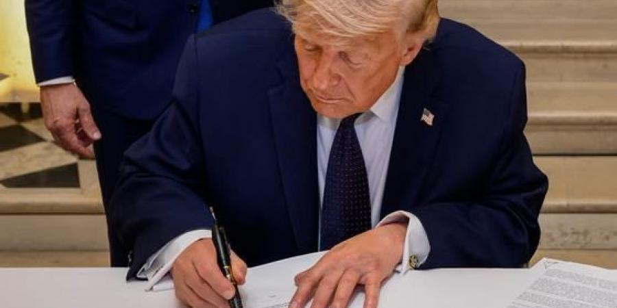 عاجل|ترامب: إذا أغلق الإيرانيون مضيق هرمز فسيتم القضاء على بلدهم