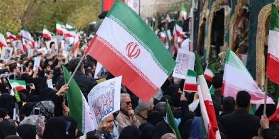 المال بدلاً من العقوبات؟ تقرير جديد لافت عن إيران