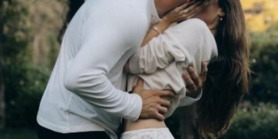 بخاتم تُقدَّر قيمته بمليون دولار... مغنية شهيرة تعلن خطوبتها من لاعب كرة قدم معروف (صور)