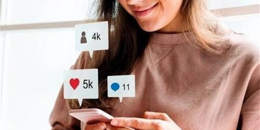 فضيحة داخل بلد عربي.. هذا ما فعلته بلوغر شهيرة بنفسها عند المعبر الحدودي (فيديو)